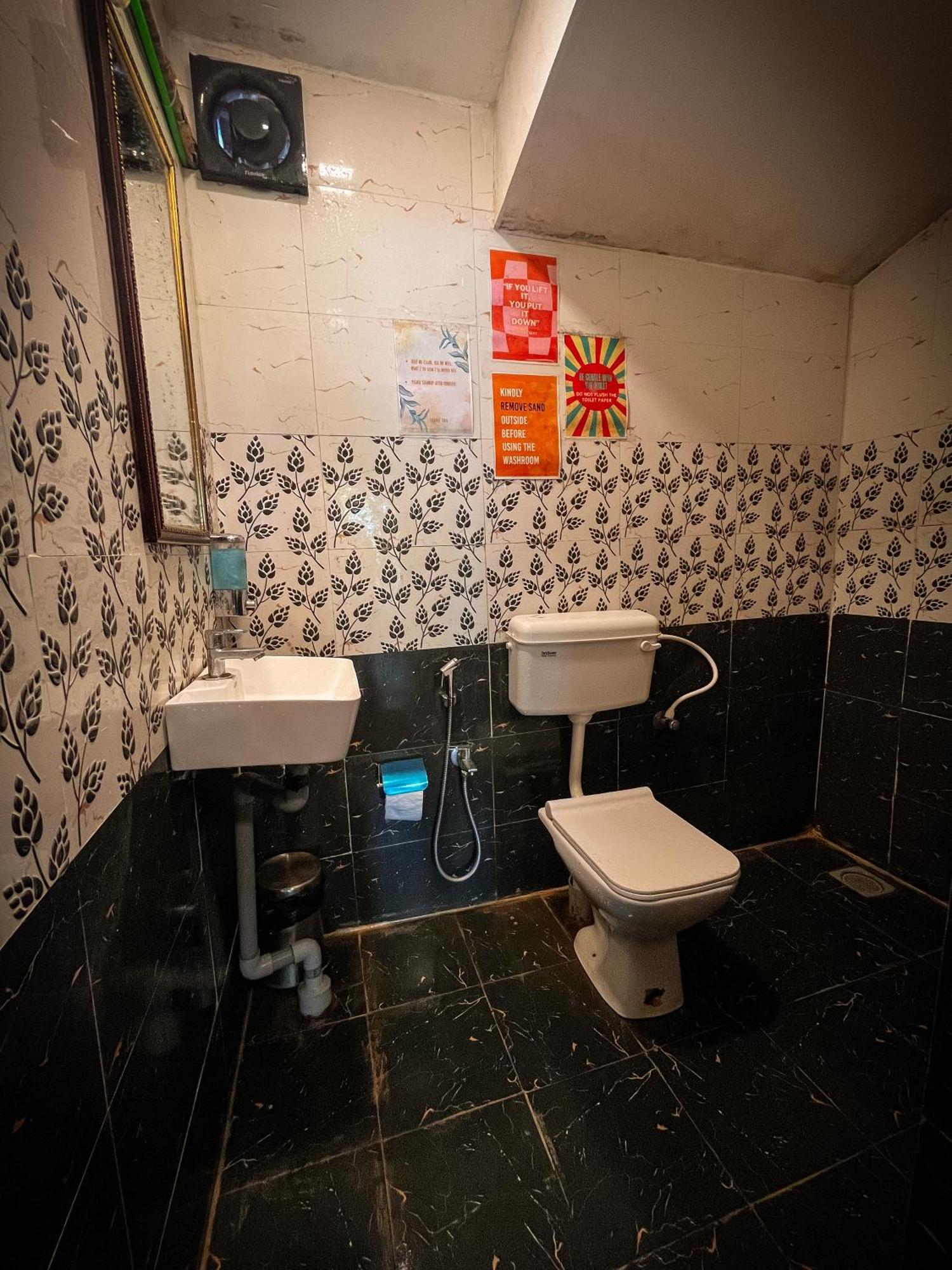 12 Monks - Beachside Hostel Arambol Ngoại thất bức ảnh